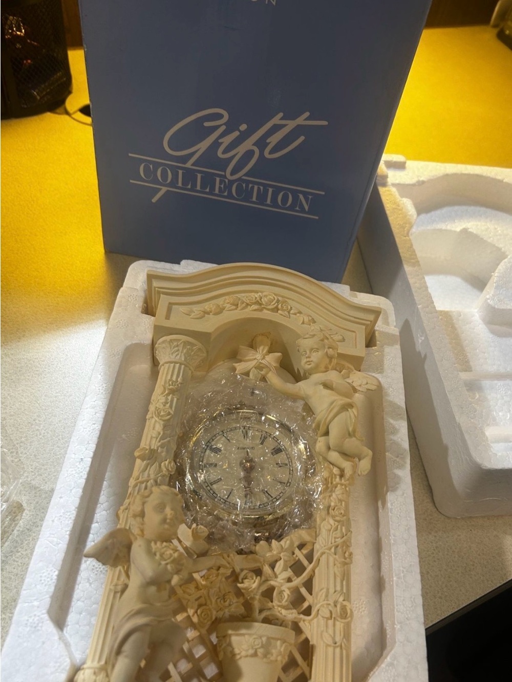 Avon Vintage Cream Cherub Wall Clock Décor